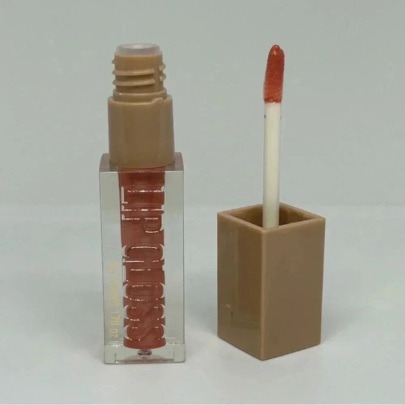 Hello Kiss - Moisturizing and Plumping Ultra Glossy Lip Gloss in Color Moon - Picture 1 of 6